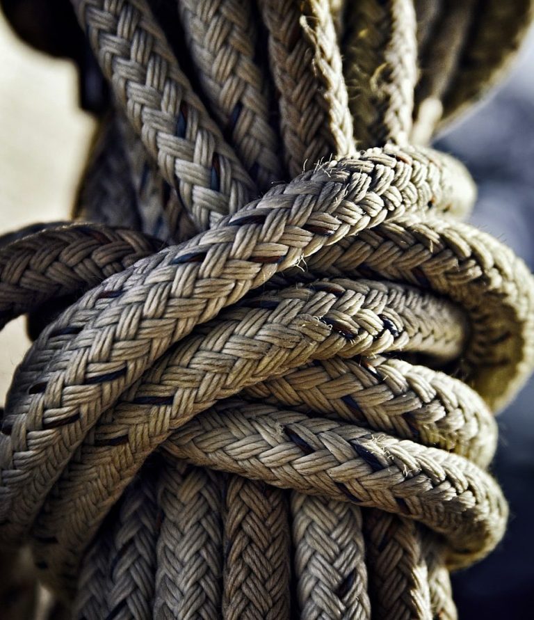 Nahaufnahme von geflochtenem Seil, das eng verknotet ist.